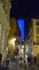 torre del gombito illuminata di blu