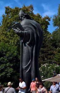 Grgur Ninski statua 1